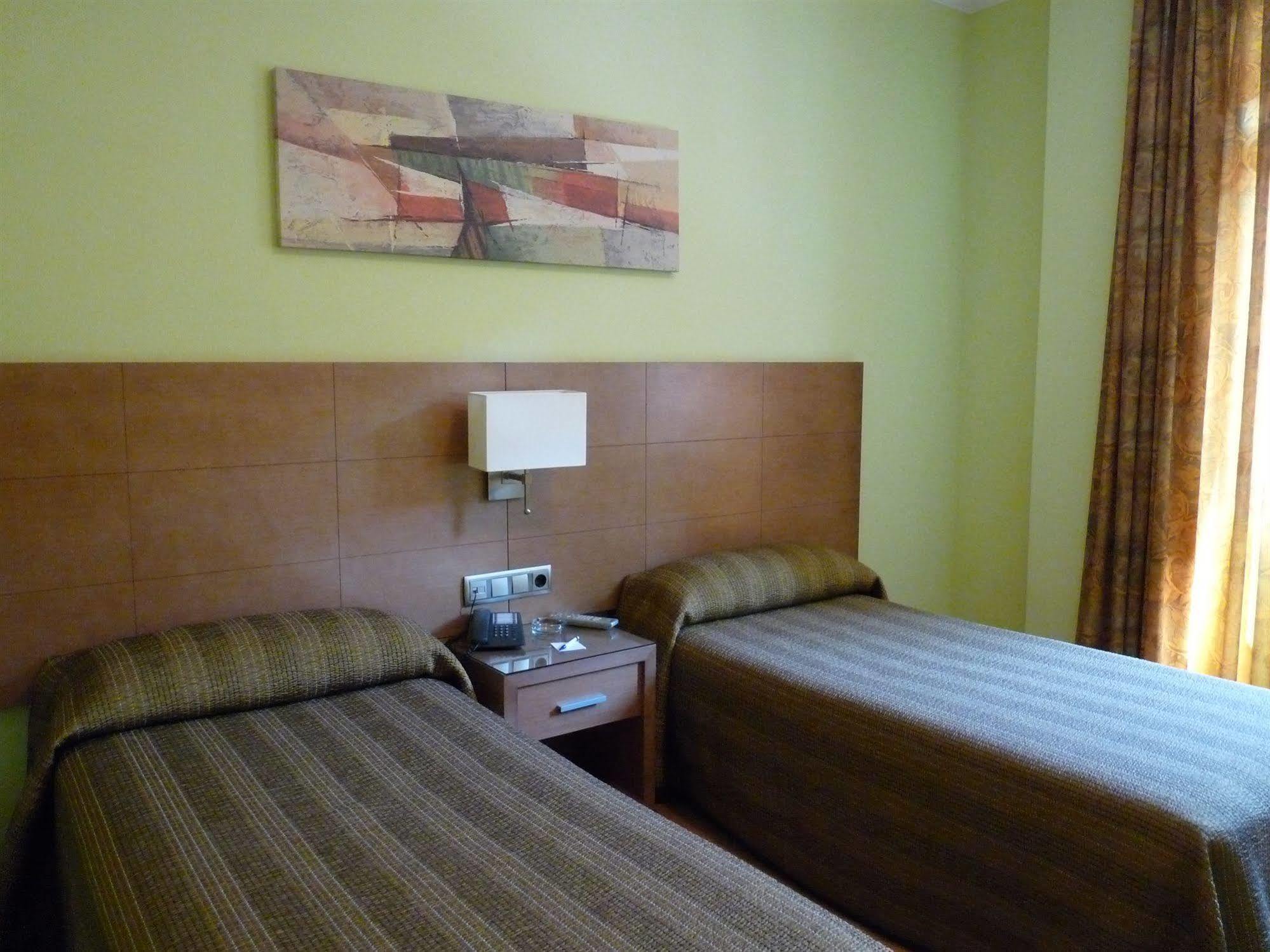 Hotel 4C Puerta Europa Madrid Buitenkant foto