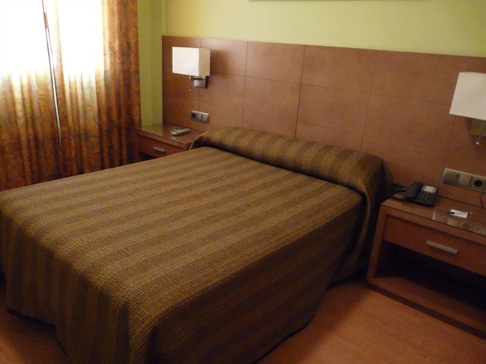 Hotel 4C Puerta Europa Madrid Buitenkant foto