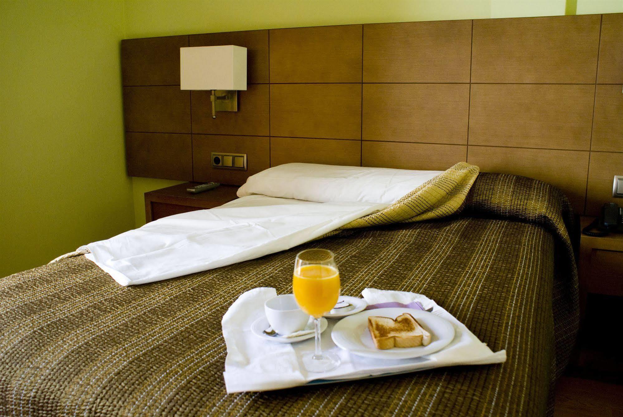 Hotel 4C Puerta Europa Madrid Buitenkant foto